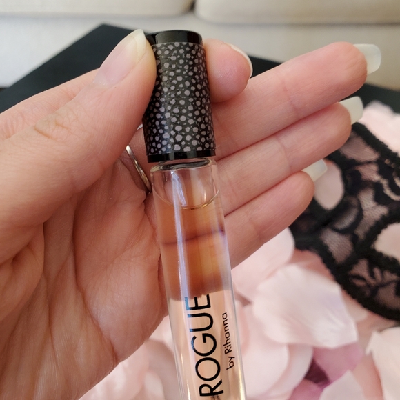 Sold Rogue Rihanna - Picture 3 of 3